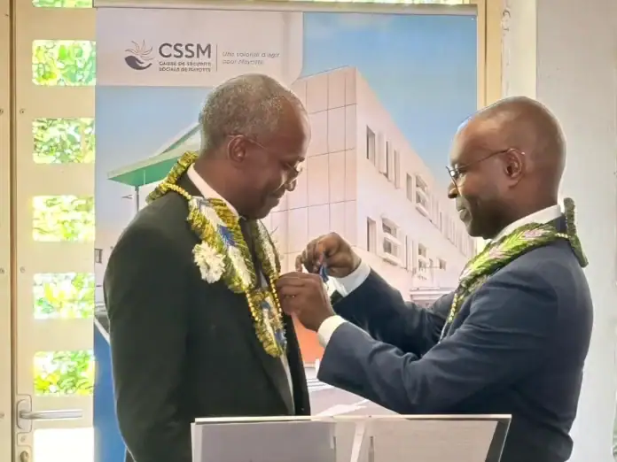 Nourdine Dahalani élevé au rang de Chevalier de l’Ordre National du Mérite Nourdine Dahalani élevé au rang de Chevalier de l’Ordre National du Mérite