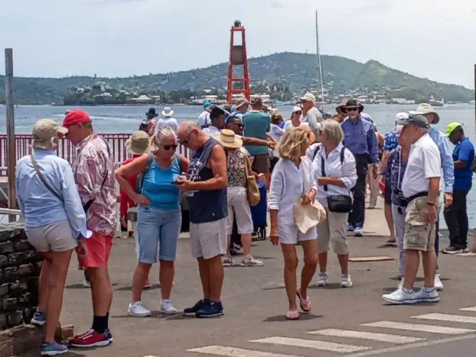« Seventy’s Voyager », un nouveau paquebot fait escale dans le lagon de Mayotte