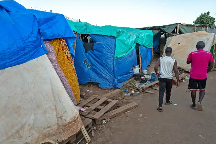 Un arrêté préfectoral ordonne la destruction de l’entrée du camp de migrants autour de la STEP de Mamoudzou Sud