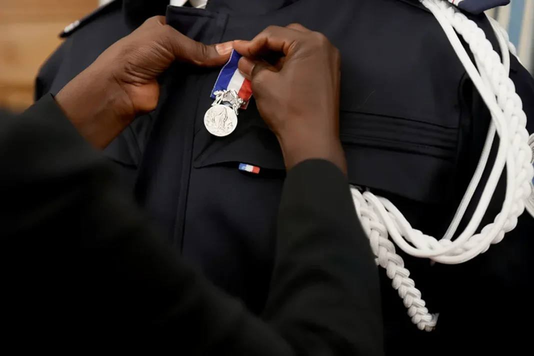 Deux policiers décorés pour un sauvetage en mer au large de M’tsamboro