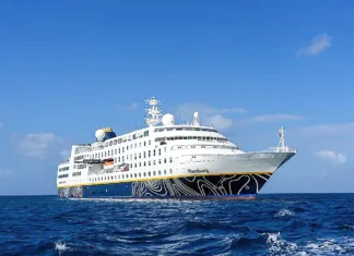 Le « Hamburg » en escale à Mayotte Le « Hamburg » en escale à Mayotte