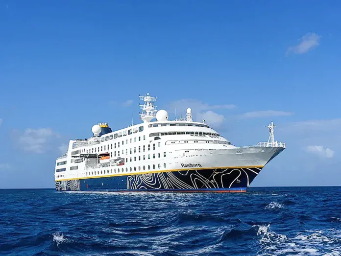 Le « Hamburg » en escale à Mayotte