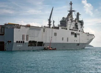 Quand le « Dixmude » capte l’attention des Mahorais Quand le « Dixmude » capte l’attention des Mahorais