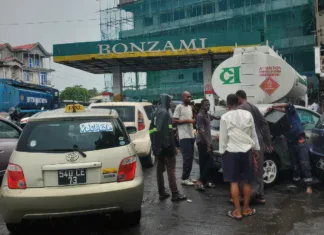 Comores : retour des files d’attente dans les stations-service Comores : retour des files d’attente dans les stations-service