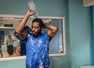 Crise de l’eau : pour réclamer de l’eau, un habitant d’Hamjago se douche à la SMAE Crise de l'eau : pour réclamer de l’eau, un habitant d’Hamjago se douche à la SMAE