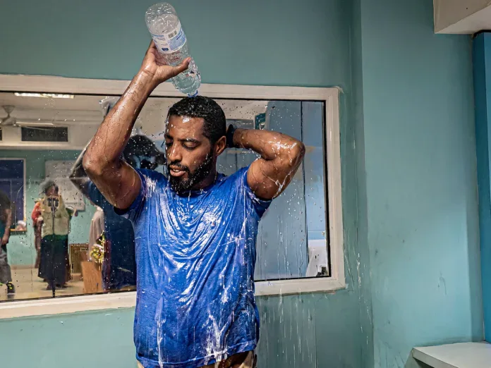 Crise de l'eau : pour réclamer de l’eau, un habitant d’Hamjago se douche à la SMAE