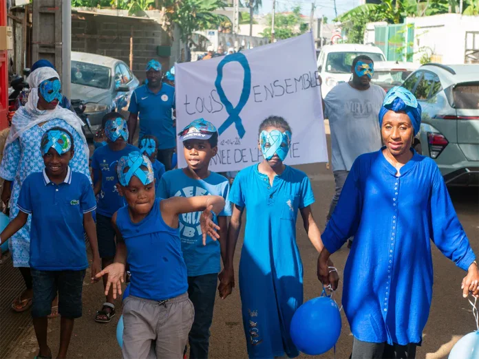 École primaire de M’roalé : une matinée bleue pour sensibiliser à l’autisme