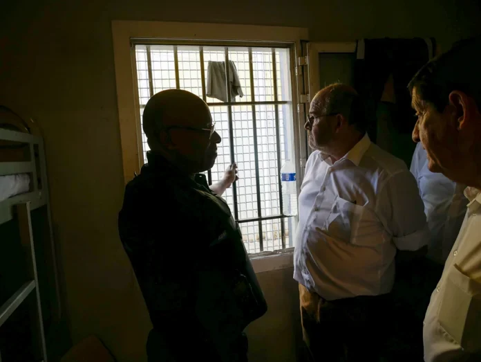 Prison de Majicavo : "314 détenus dorment sur des matelas au sol"