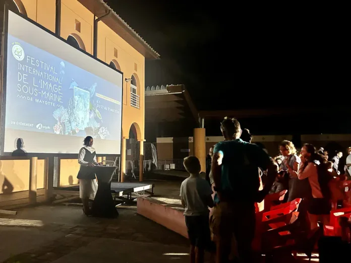 « 20 000 ans sous les mers » ouvre le Festival de l’image sous-marine sur le parvis de la place de la République