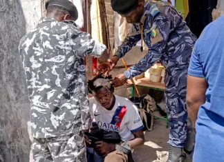 Comores : « Coupez ces cheveux que ne je saurais voir » Comores : "Coupez ces cheveux que ne je saurais voir"