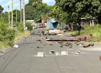 Comores : la grève contre les nouveaux prix des carburants conduit à des émeutes Comores : la grève contre les nouveaux prix des carburants conduit à des émeutes
