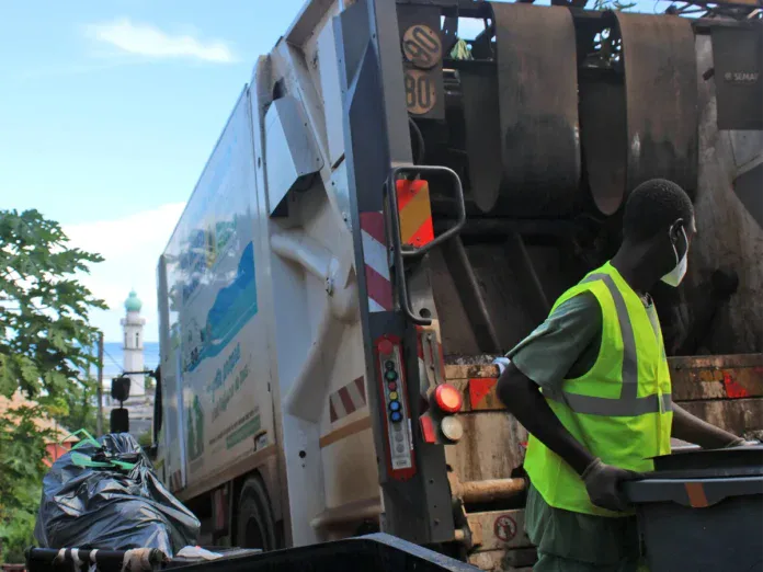 Un camion poubelle réduit en cendres