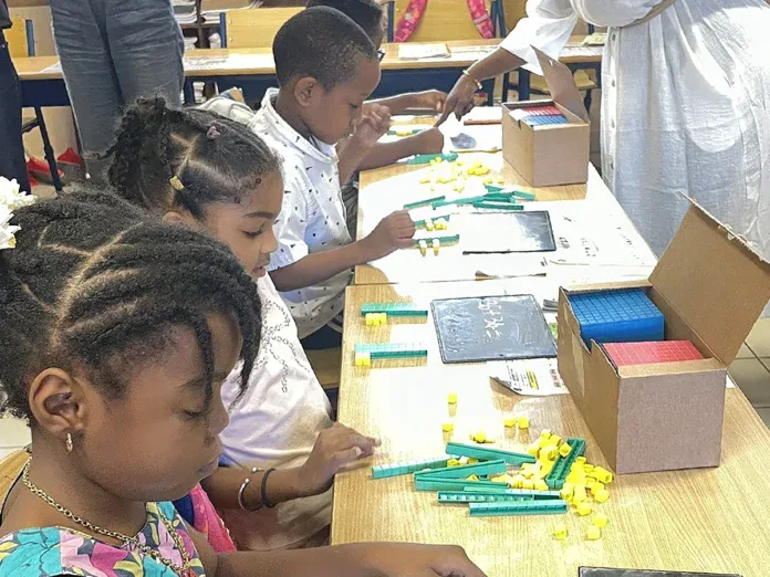 À l'école Hassani Ali, les élèves valorisent leurs apprentissages grâce au matériel pédagogique reçu