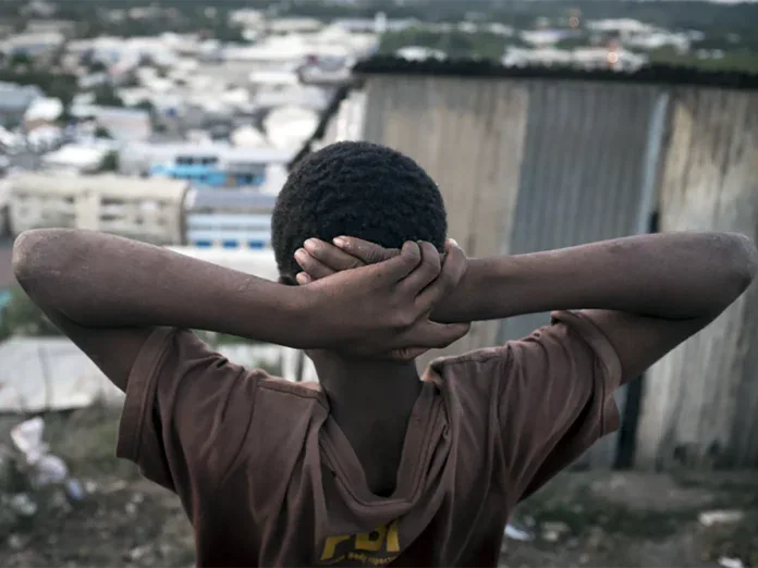 À Mayotte, 44 % des mineurs vivent dans des logements en tôle