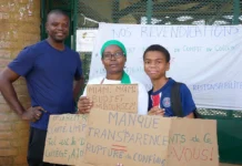 Des parents d’élèves mobilisés devant le collège de M’Tsangamouji pour réclamer plus de transparence Des parents d’élèves mobilisés devant le collège de M’Tsangamouji pour réclamer plus de transparence