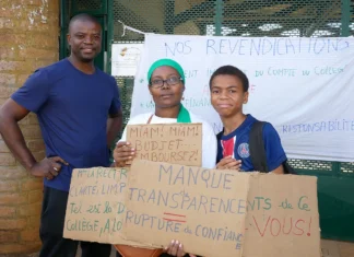 Des parents d’élèves mobilisés devant le collège de M’Tsangamouji pour réclamer plus de transparence Des parents d’élèves mobilisés devant le collège de M’Tsangamouji pour réclamer plus de transparence