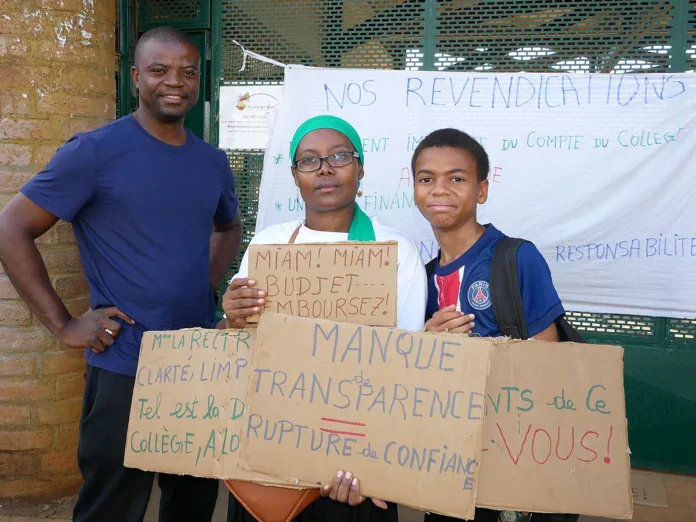 Des parents d’élèves mobilisés devant le collège de M’Tsangamouji pour réclamer plus de transparence