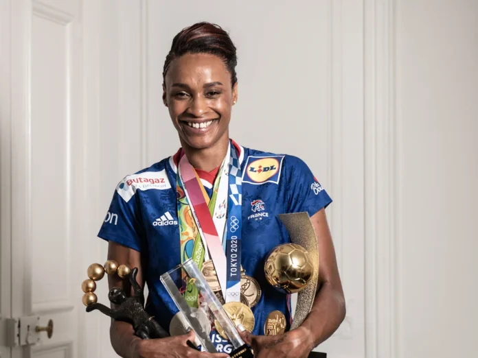 La championne Allison Pineau en visite à M’tsangamouji pour promouvoir l’égalité dans le sport
