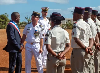 À Ouangani, la dernière présentation au drapeau du colonel Soubra, chef de corps du RSMA À Ouangani, la dernière présentation au drapeau du colonel Soubra, chef de corps du RSMA