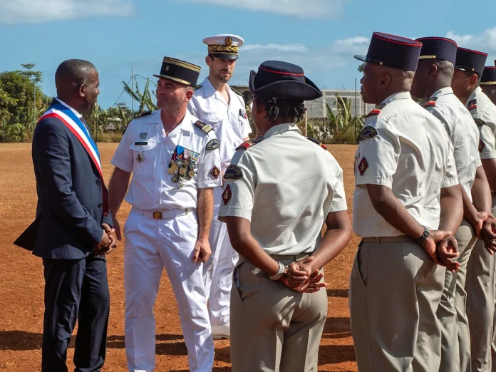 À Ouangani, la dernière présentation au drapeau du colonel Soubra, chef de corps du RSMA À Ouangani, la dernière présentation au drapeau du colonel Soubra, chef de corps du RSMA