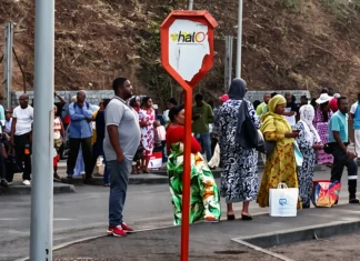 Bus à Mayotte : les usagers laissés en plein soleil, le manque d’abris devient un véritable problème Bus à Mayotte : les usagers laissés en plein soleil, le manque d'abris devient un véritable problème