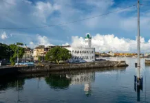 Comores : 51 ans d’indépendance du pays, ces citoyens dressent leurs bilans Comores : 51 ans d’indépendance du pays, ces citoyens dressent leurs bilans