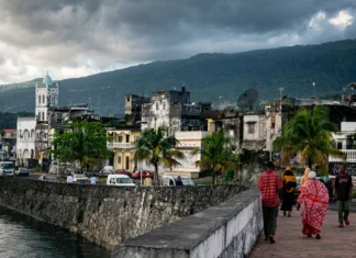 Comores : nourrisson jeté dans des toilettes, la famille de la mère bannie de son village Comores : nourrisson jeté dans des toilettes, la famille de la mère bannie de son village