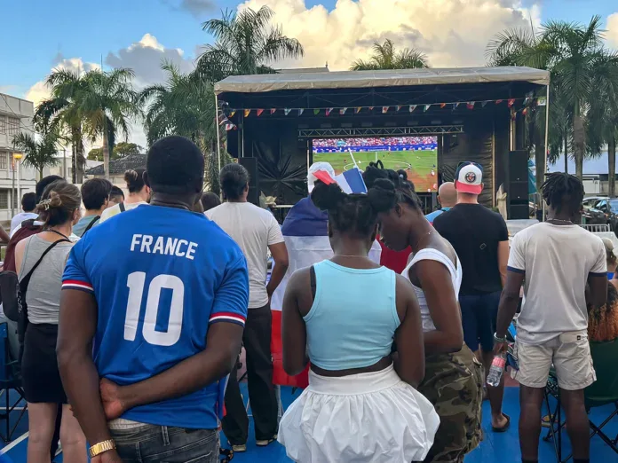 Coupe du monde : à Mayotte, les supporters saluent l'esprit collectif et la démonstration offensive de l'équipe de France Coupe du monde : à Mayotte, les supporters saluent l'esprit collectif et la démonstration offensive de l'équipe de France