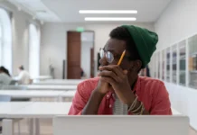 Étudier loin de Mayotte : le coût caché d’une rentrée universitaire Étudier loin de Mayotte : le coût caché d'une rentrée universitaire