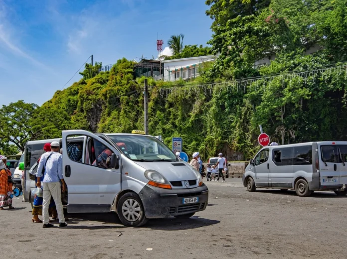 Les chauffeurs de taxis inquiets face à la montée en puissance des bus publics