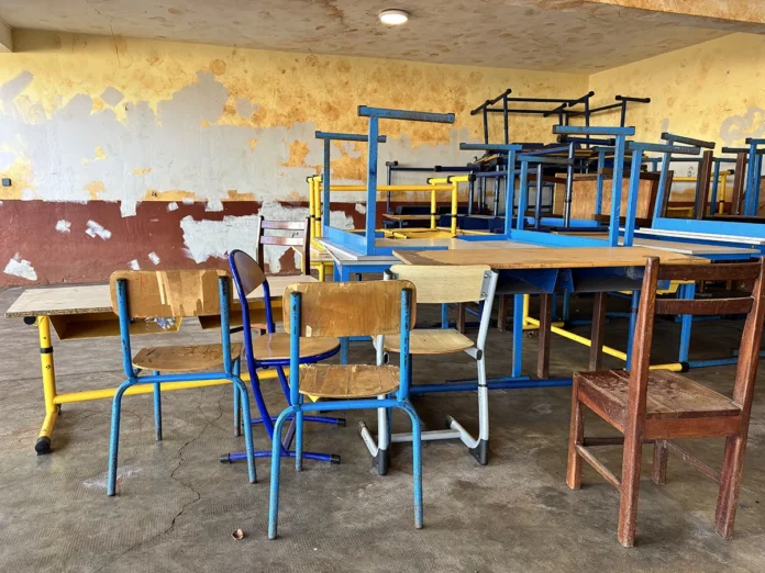Derrière les écoles rénovées, une crise toujours bien présente Derrière les écoles rénovées, une crise toujours bien présente