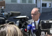 Édouard Philippe durcit le ton sur l’immigration à Mayotte Édouard Philippe durcit le ton sur l’immigration à Mayotte