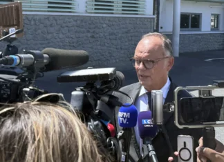 Édouard Philippe durcit le ton sur l’immigration à Mayotte Édouard Philippe durcit le ton sur l’immigration à Mayotte