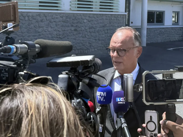 Édouard Philippe durcit le ton sur l’immigration à Mayotte Édouard Philippe durcit le ton sur l’immigration à Mayotte