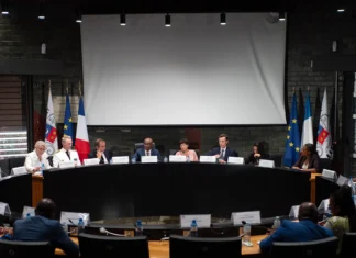 Fin de la visite de Sébastien Lecornu à Mayotte : des élus condamnés à se dépouiller de leurs compétences au profit de l’État Fin de la visite de Sébastien Lecornu à Mayotte : des élus condamnés à se dépouiller de leurs compétences au profit de l’État