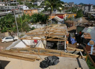 Habitât : à Ouangani les Compagnons Bâtisseurs reconstruisent les logements avec les habitants Habitât : à Ouangani les Compagnons Bâtisseurs reconstruisent les logements avec les habitants