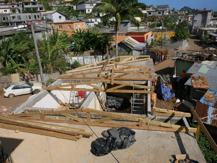 Habitât : à Ouangani les Compagnons Bâtisseurs reconstruisent les logements avec les habitants Habitât : à Ouangani les Compagnons Bâtisseurs reconstruisent les logements avec les habitants