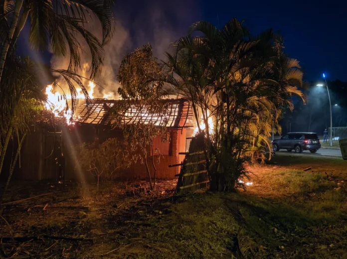 Kawéni : quatre cases en tôles détruites par un incendie, une personne légèrement blessée