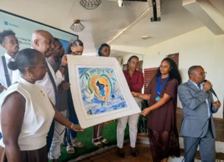 “La toile pour la paix” de Mayotte rejoindra bientôt l’UNESCO “La toile pour la paix” de Mayotte rejoindra bientôt l’UNESCO
