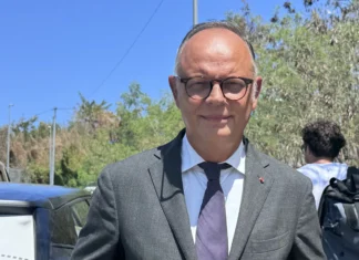 Mayotte au cœur d’une passe d’armes entre Édouard Philippe et Jean-Luc Mélenchon Mayotte au cœur d’une passe d’armes entre Édouard Philippe et Jean-Luc Mélenchon