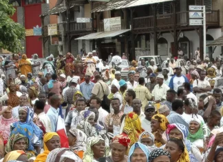 Mayotte franchit le cap des 323 000 habitants : une croissance démographique qui interroge l’avenir du territoire Mayotte franchit le cap des 323 000 habitants : une croissance démographique qui interroge l'avenir du territoire