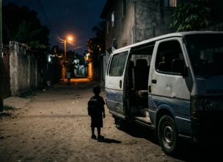 Comores : la vidéo d’un enfant violenté pour vol présumé crée un tollé Comores : la vidéo d’un enfant violenté pour vol présumé crée un tollé