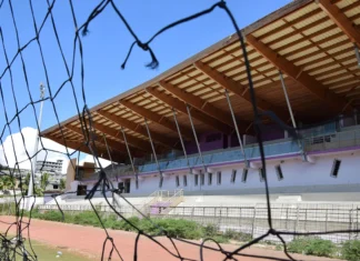 Stade et gymnase de Cavani : dix ans d’attente et des chantiers sans fin Stade et gymnase de Cavani : dix ans d'attente et des chantiers sans fin