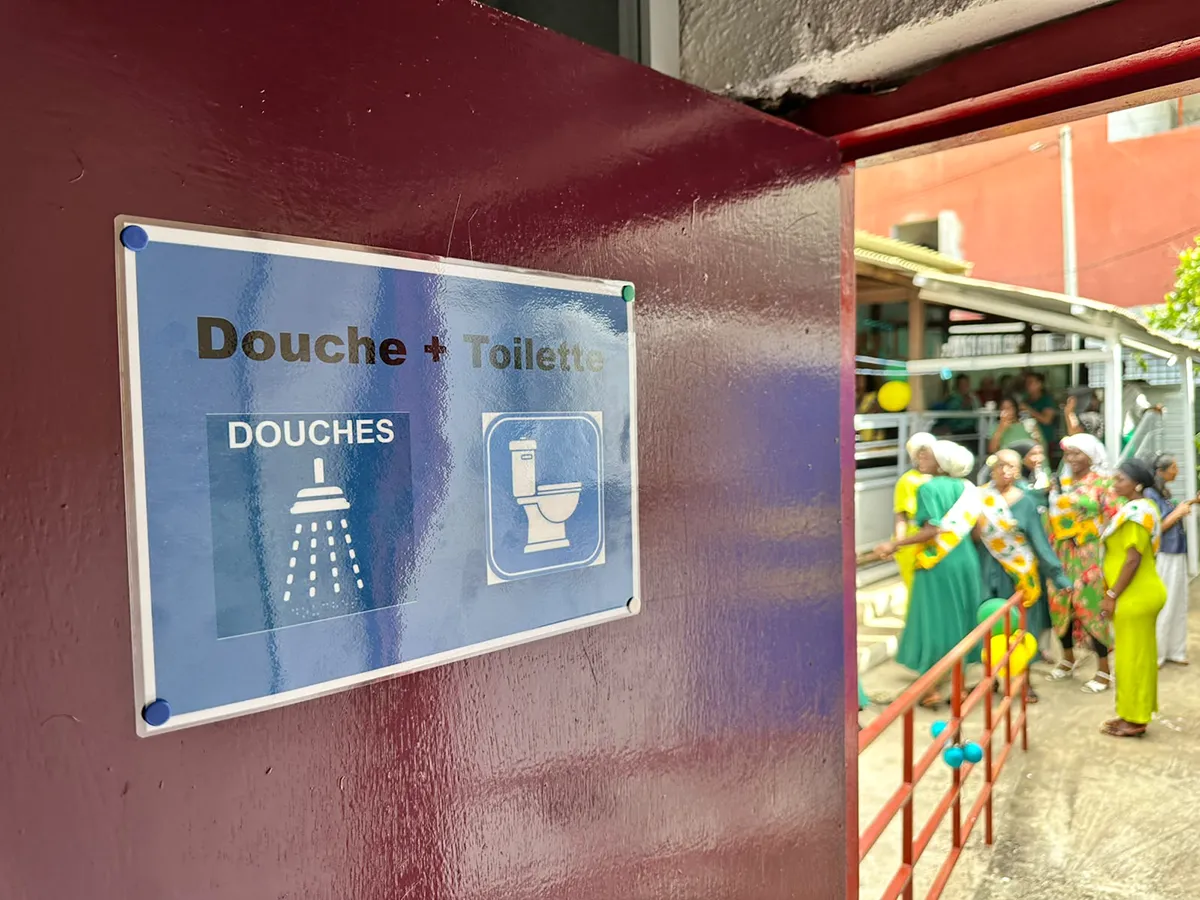 Une douche, premier pas vers une dignité retrouvée pour les femmes vulnérables à l’ACFAV
