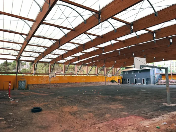 À Bouéni, le plateau sportif inachevé, les clubs en sursis