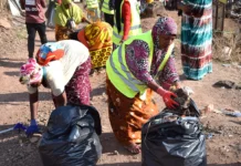 À Koungou, les bénévoles du Baobab Intègre ramassent les déchets et veulent changer les mentalités À Koungou, les bénévoles du Baobab Intègre ramassent les déchets et veulent changer les mentalités