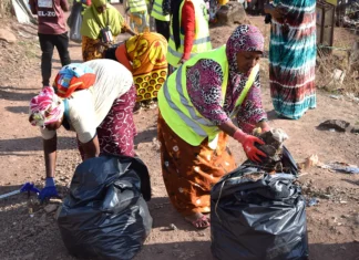 À Koungou, les bénévoles du Baobab Intègre ramassent les déchets et veulent changer les mentalités À Koungou, les bénévoles du Baobab Intègre ramassent les déchets et veulent changer les mentalités