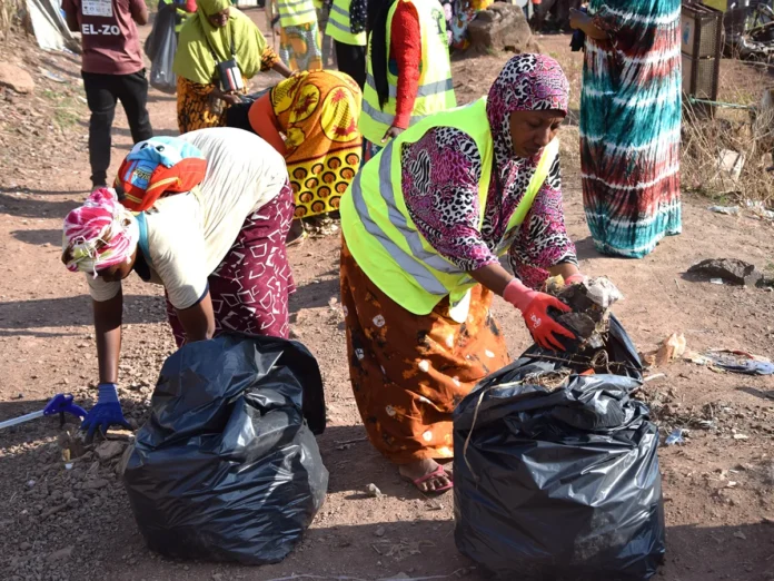 À Koungou, les bénévoles du Baobab Intègre ramassent les déchets et veulent changer les mentalités