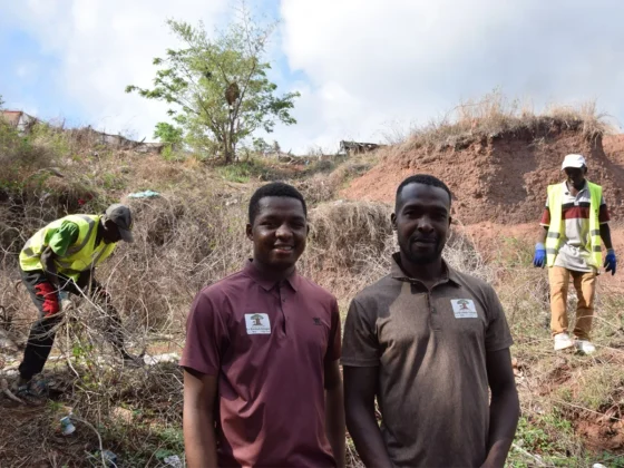 &Agrave; Koungou, les b&eacute;n&eacute;voles du Baobab Int&egrave;gre ramassent les d&eacute;chets et veulent changer les mentalit&eacute;s