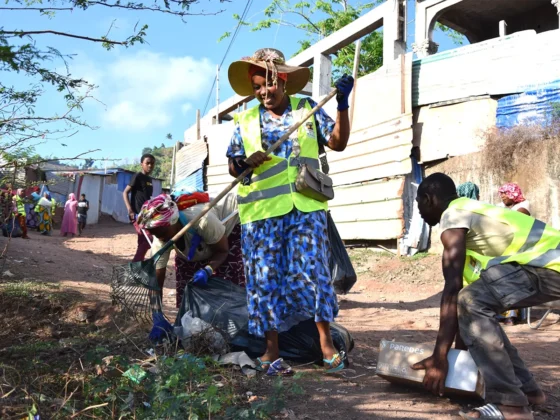 &Agrave; Koungou, les b&eacute;n&eacute;voles du Baobab Int&egrave;gre ramassent les d&eacute;chets et veulent changer les mentalit&eacute;s